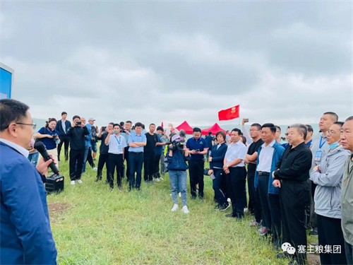 中国第四届燕麦荞麦产业大会系列报道三【参会专家及企业代表参观塞主粮万亩燕麦种植示范基地】！